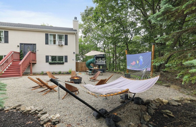 FunFilledHome-SharedPool-GameRoom-FirePit-Karaoke-AirConditioning-PetFriendly