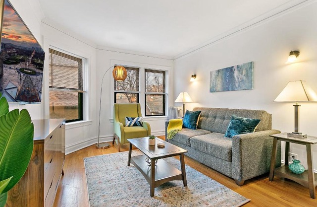 Furnished 1BR Apt with Natural Light & King Beds - Larchmont ALL REP