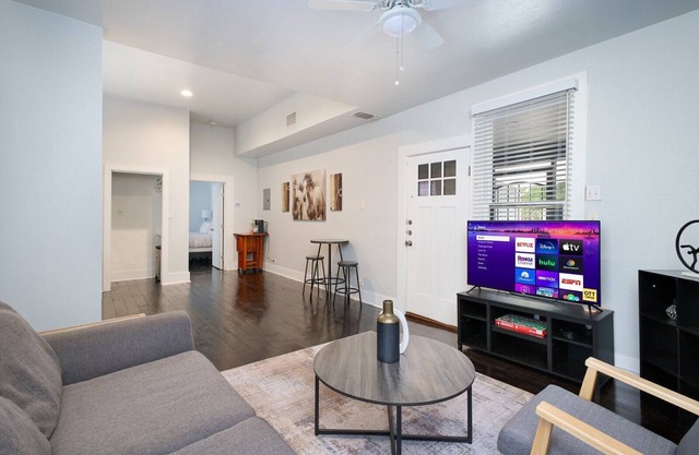 Furnished 1BR Riverwalk Loft Remote-Work Ready Fast Wi-Fi W/D 30+ Nights