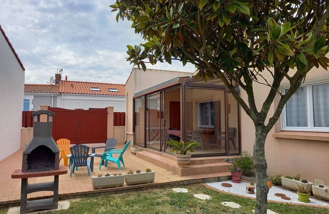 Furnished * 2 bedrooms, 4-5 pers. garage, comfortable, close to shops and beach