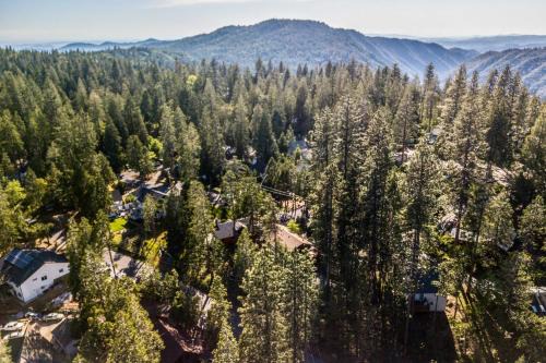 Furnished Deck High Sierra Cabin in Twain Harte!