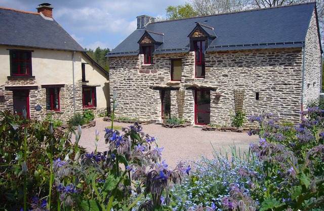 Furnished gîte for 5 people with swimming pool in Brittany at the gateway to Brocéliande