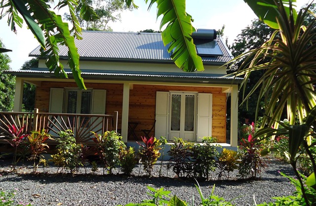 Furnished house in a flower garden for a stay with family and friends