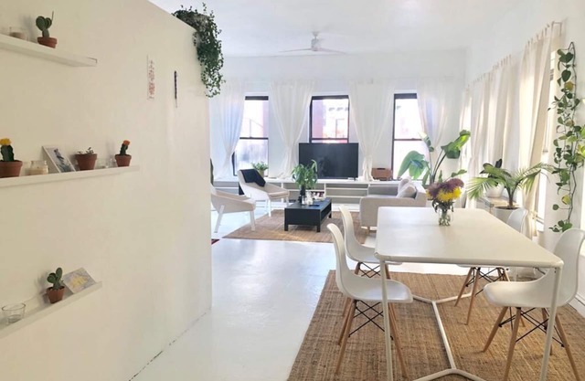 FURNISHED LOFT - 1000sqft SUNLIGHT ALL DAY - Very Quiet Rear apt great views