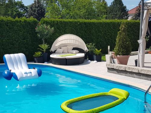 Gästezimmer im bewohnten EFH mit Pool und Garten