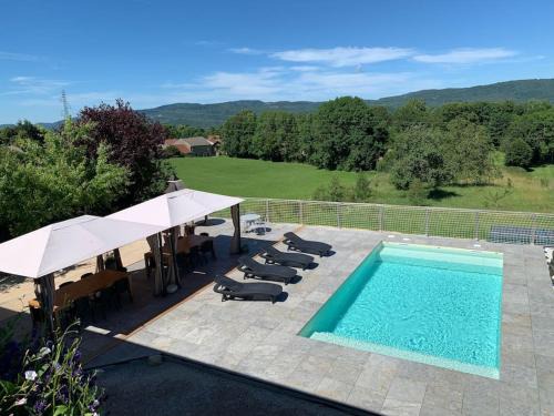 Gîte 5 chambres piscine vue montagne