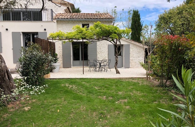 Gîte Dans un Mas Provencal Avec Piscine, 3km du Centre de L'isle-sur-la-sorgue