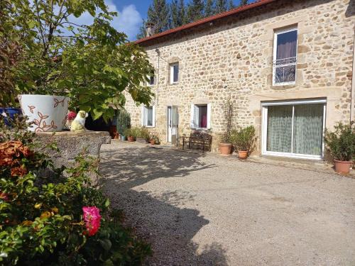 Gîte de charme en Auvergne, cour fermée, jardins privés, BBQ, babyfoot, proche St Jacques de Compostelle - FR-1-582-232