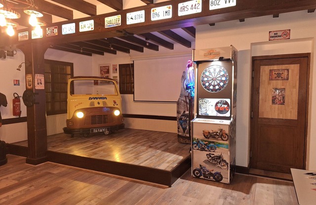 Gîte de l'Olivier, furnished rooms, large living area and bar.