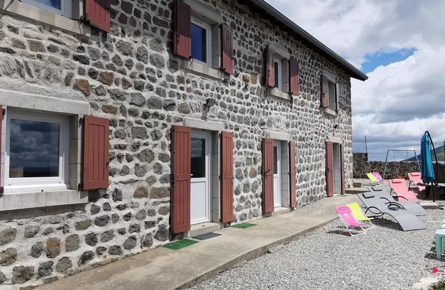 Gîte familial avec cour, ping-pong, proche Lyon et Clermont-Ferrand - FR-1-582-330