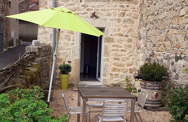 Gîte Granet ,petite Maison de Bourg Avec Cour Privative