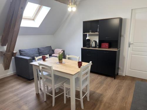 Gîte Jaune à la Ferme - Animaux Acceptés, Parking Disponible - FR-1-489-560