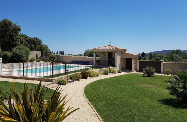 Gîte Le Castill classified 3*, air-conditioned, swimming pool, 1 bedroom near Pont du Gard, Uzès