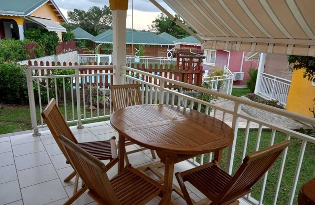 Gîte Marbre, Avec Piscine, Proche des Chutes du Cabet, Capacité 3 Personnes