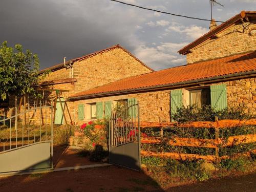 Gîte rural confortable avec terrasse, proche de Roanne - FR-1-496-376