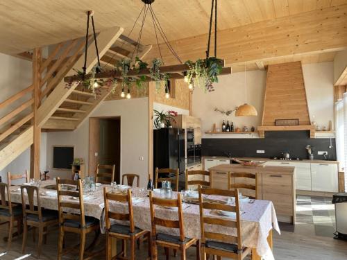 Gîte spacieux avec piscine chauffée et animaux admis, idéal jusqu'à 15 pers. - FR-1-489-465