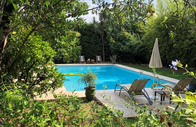 Gîte "cabane" on a property (swimming pool, pétanque) a stone's throw from Pézenas.