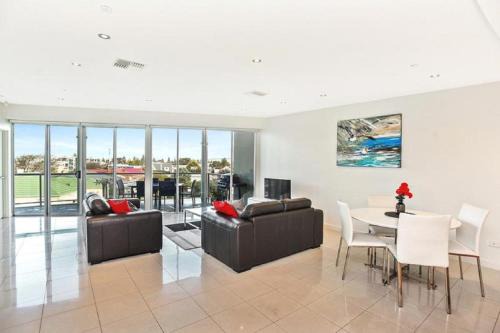 Gallery Resort Style Penthouse No 13