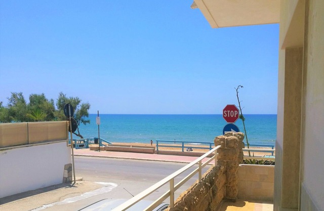 Gambusia 2 - apartment 30 meters from the sea with private patio