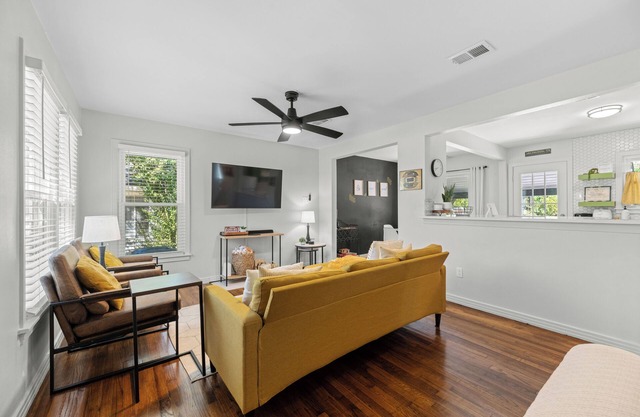 Game Day Getaway- 2 bedroom gem
