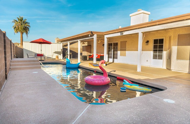 Game Room/Pool and Jacuzzi Cozy Home in Yuma