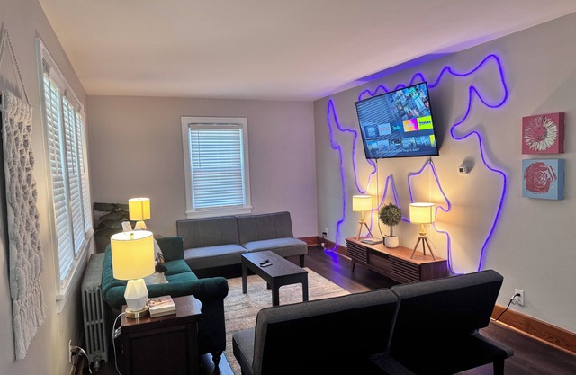 Gameroom with Foosball+Arcade! Spacious Home,Lots of Parking,Perfect for Groups!