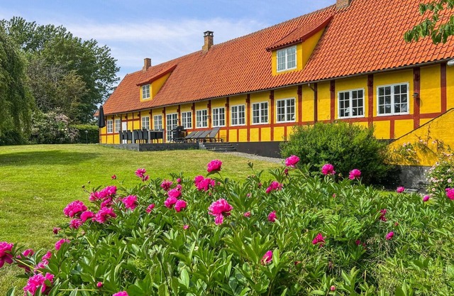 "Garbine" - 1.5km from the sea by Interhome