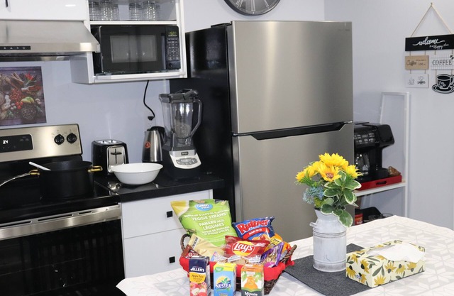 Garden 2 Bedroom Apartment - Free Parking/Wifi/Laundry/Workstation