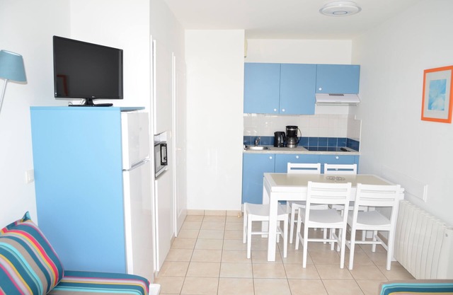 Garden apartment with terrace, sea view and swimming pool