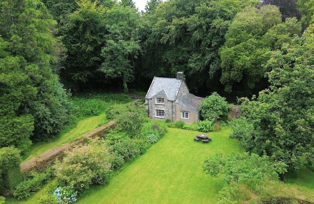 Garden Cottage - sleeps 6 guests in 3 bedrooms