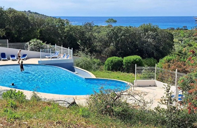 Garden level, air-conditioned, beach 200m away and swimming pool.