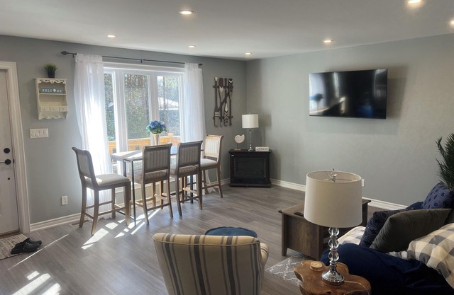Garden Oasis 2Bed Private Apt. - Walk to Lake Simcoe!