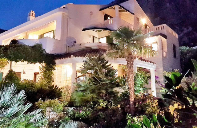 Garden oasis apartment with stunning sea views, tennis court