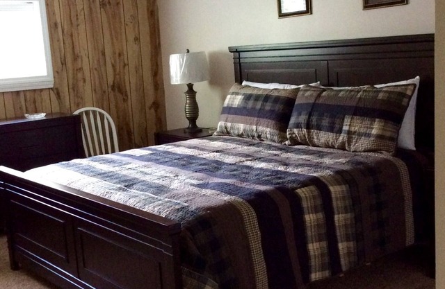 Garden View- Perfect Getaway, Private Unit. Wifi, Patio, Smart TV, AC.