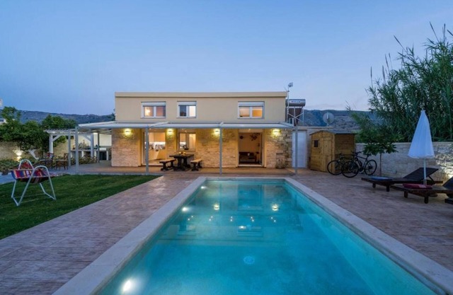 Garden View Villa - bikes, private pool, garden family home