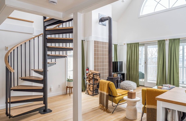 Garrison Woods Getaway: Guest House w/Screened Porch and Mountain Views