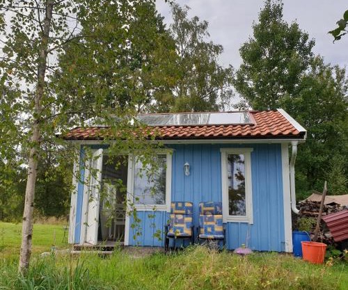Gäststuga i vacker natur, bastu, bubbelpool sommartid och gratis parkering nära Ulricehamn och Lassalyckan, guesthouse with nice view with sauna and free parking close to Dalsjöfors and fishing