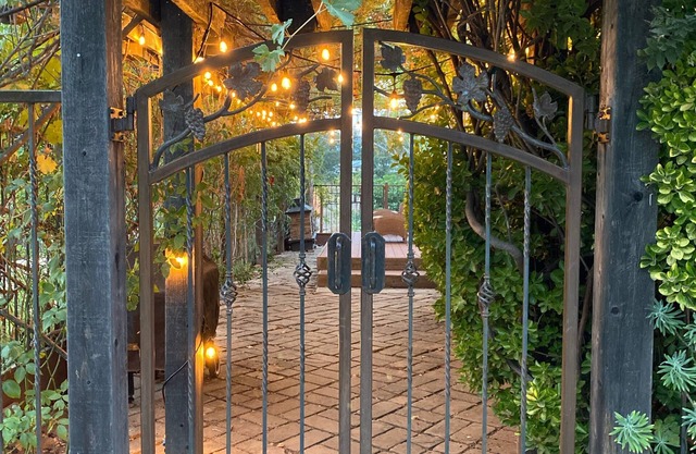 Gated Estate- Lake, Vineyard and Barn View Cottage