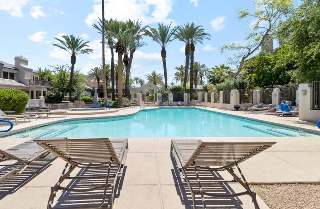 Gated Gainey Ranch condo, garage, heated pool, walk to restaurants, shopping!