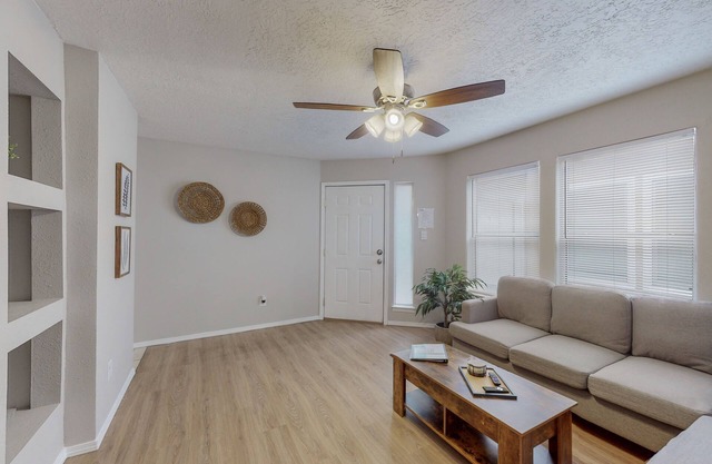 Gated Uptown Condo, 2bd/1ba, KING bed added