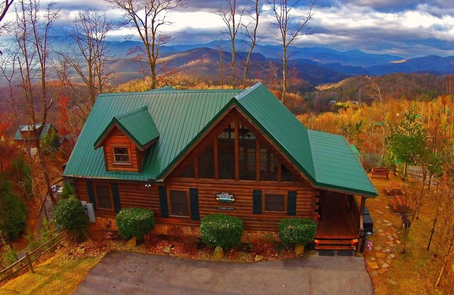 Gatlinburg Getaway Log Home/Lodge, Best Mountain Views, Minutes from Downtown