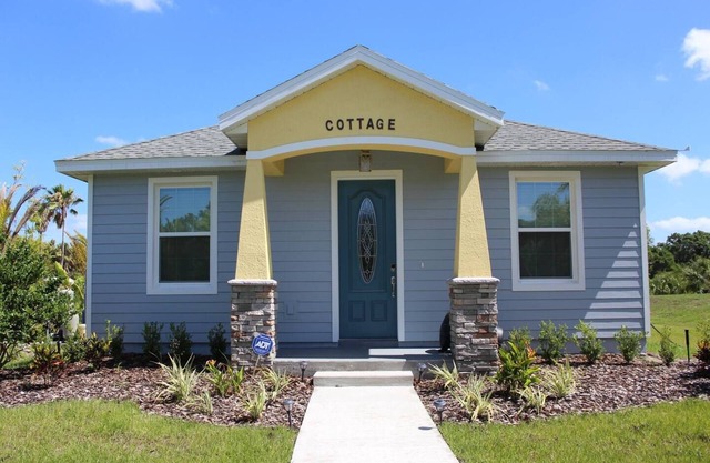 Gator Cottage: Cozy 2-bedroom, 1-bath cottage, sleeps 4. Perfect for a small family.