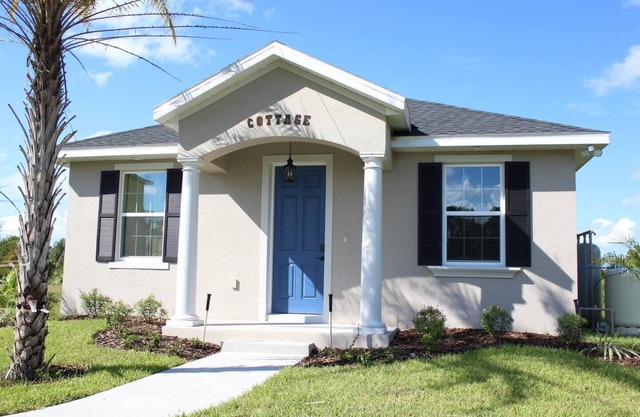 Gator Cove: Quaint 2-bedroom, 1-bath cottage, sleeps 4. Great for a peaceful retreat.