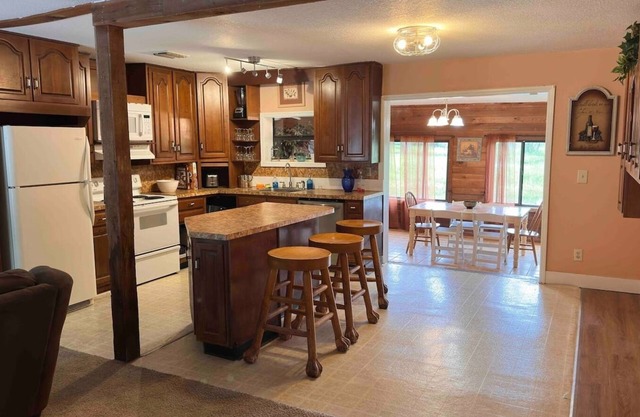 Gator Hole: Old-Florida Cabin Feeling 2-bedroom, 1.5-bath house, sleeps 4.
