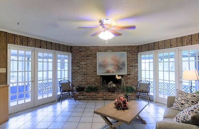 Gator Nest: Charming 3-bedroom, 2-bath home, sleeps 6. Excellent for a relaxing, nature getaway