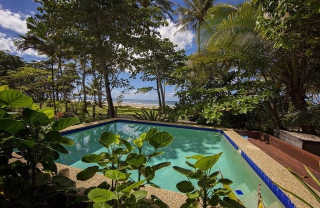 Gecko's Cottage - Absolute Beachfront