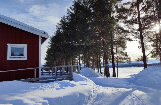 Gemütliches Holzhaus in der Wildnis von Lappland in Wunderschöne Lage am Wasser