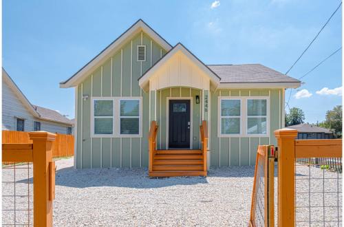 Generous 5BR3BA Haven Close to Alamo Riverwalk
