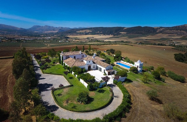 Generous luxury estate with 360° views and a spacious pool