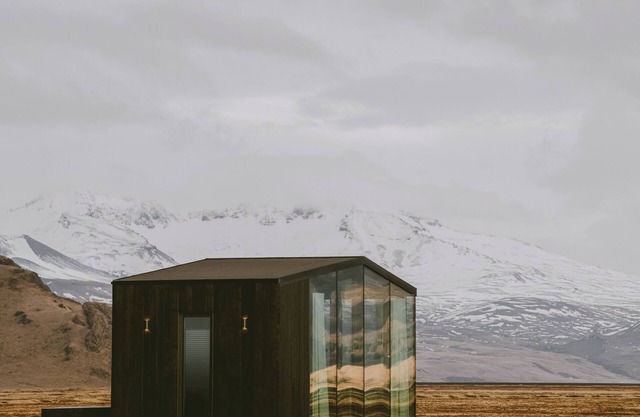 Georg luxury lodge facing Seljalandsfoss with private spa, sauna & glass roof